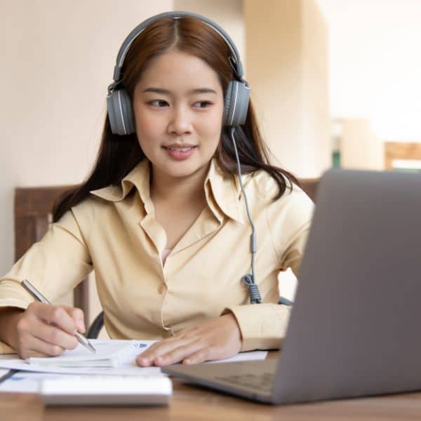 Mahasiswi Mendaftar Online di Iblam